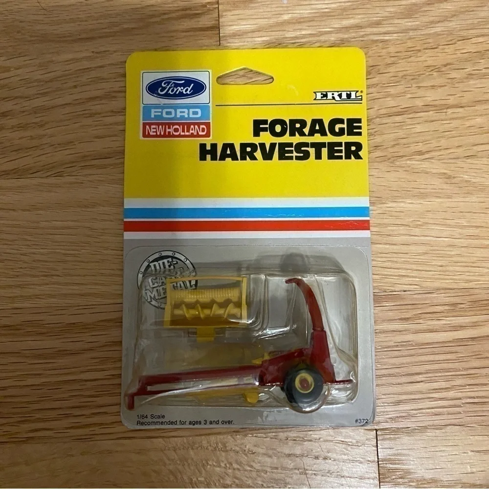 Vintage Ford New Holland Forage Harvester 1/64 ERTL New Farm Toy 900 Tractor